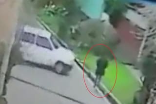 Corría una picada, dobló a toda velocidad y atropelló a una mujer que caminaba por la calle