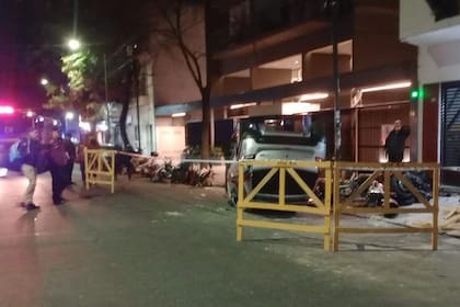 Un auto chocó a varias motos estacionadas y volcó en Vera y Serrano