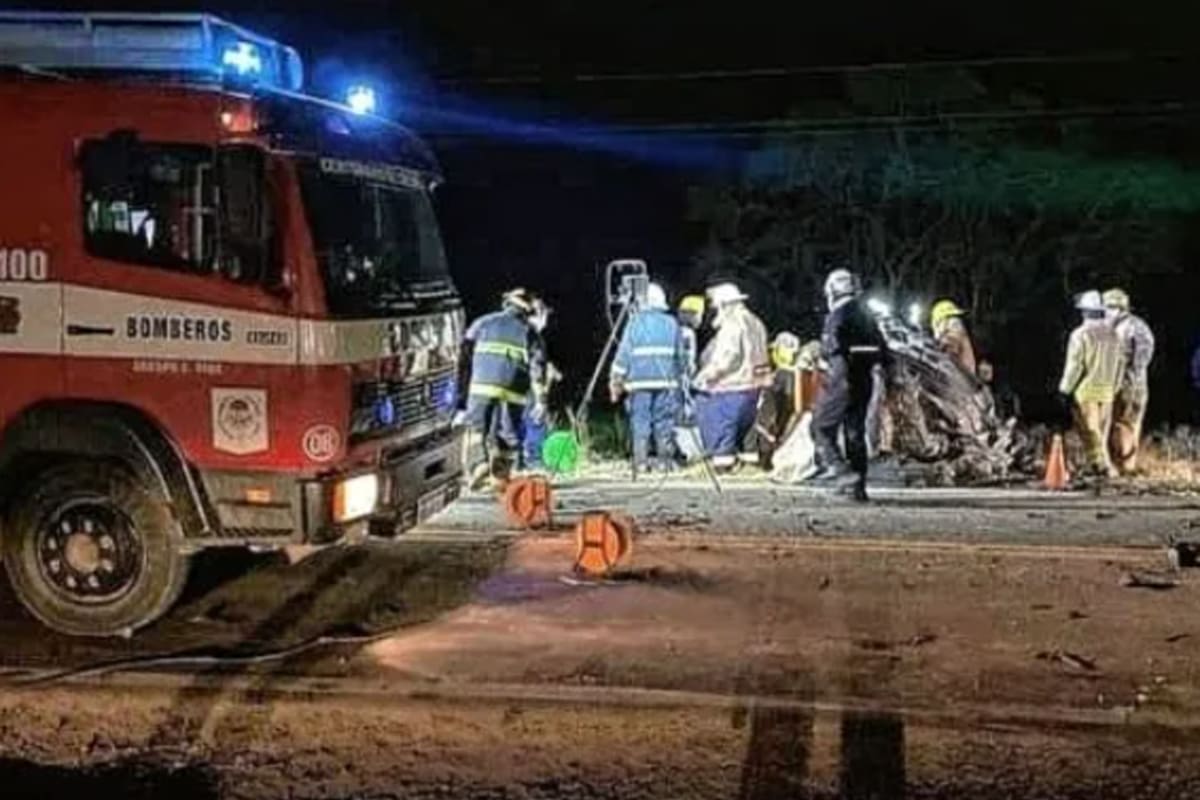 Un auto chocó contra un camión en Entre Ríos al volver de pescar: murieron una madre, uno de sus hijos y dos personas más