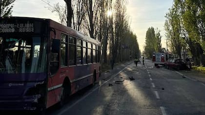 Un auto chocó contra un colectivo en Maipú.
