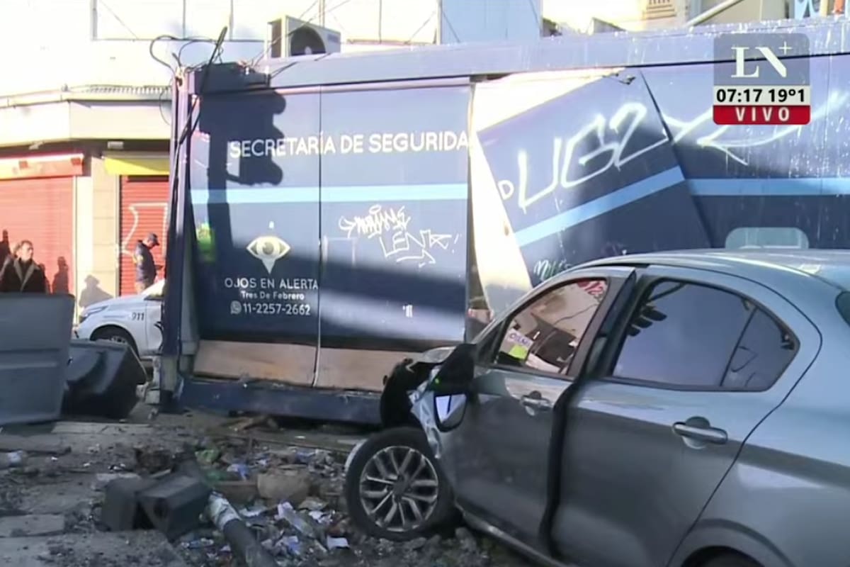 Un auto chocó contra un puesto policial en Ciudadela