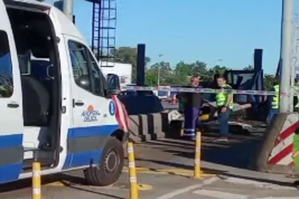 Un auto chocó contra una cabina de peaje en la Panamericana