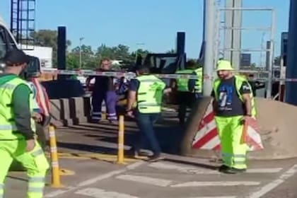 Un auto chocó contra una cabina de peaje en la Panamericana