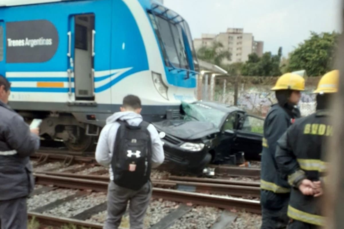 Un auto chocó contra una formación del tren Roca