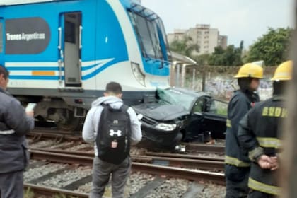 Un auto chocó contra una formación del tren Roca