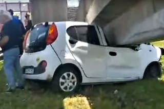 Un auto despistó, chocó contra el guardarraíl y quedó destrozado debajo de un puente peatonal de la Panamericana