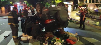 Un auto chocó y volcó en Corrientes y Scalabrini Ortiz.