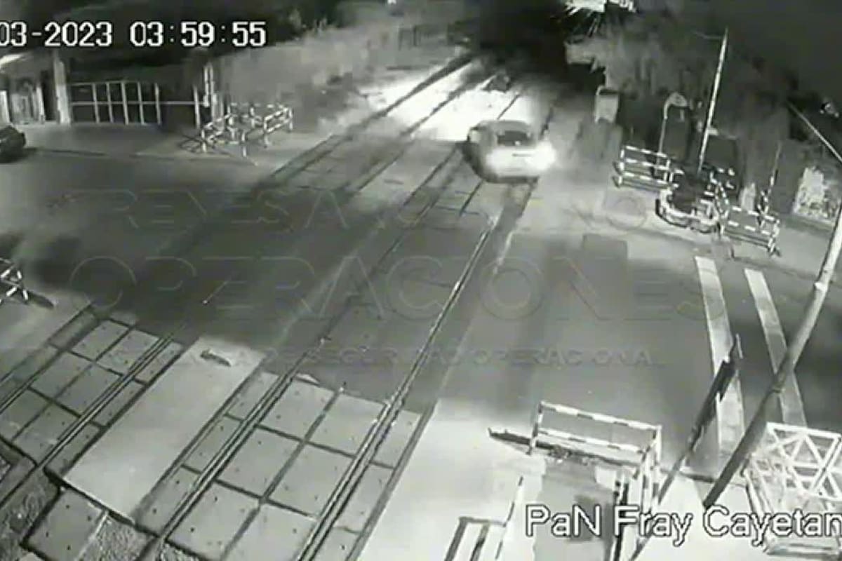 Un auto circuló más de cien metros por las vías del tren Sarmiento