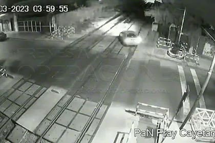 Un auto circuló más de cien metros por las vías del tren Sarmiento