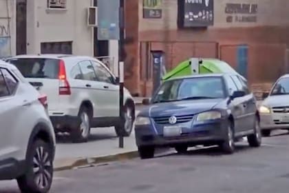 Un auto circuló por la vereda en pleno centro de Rosario