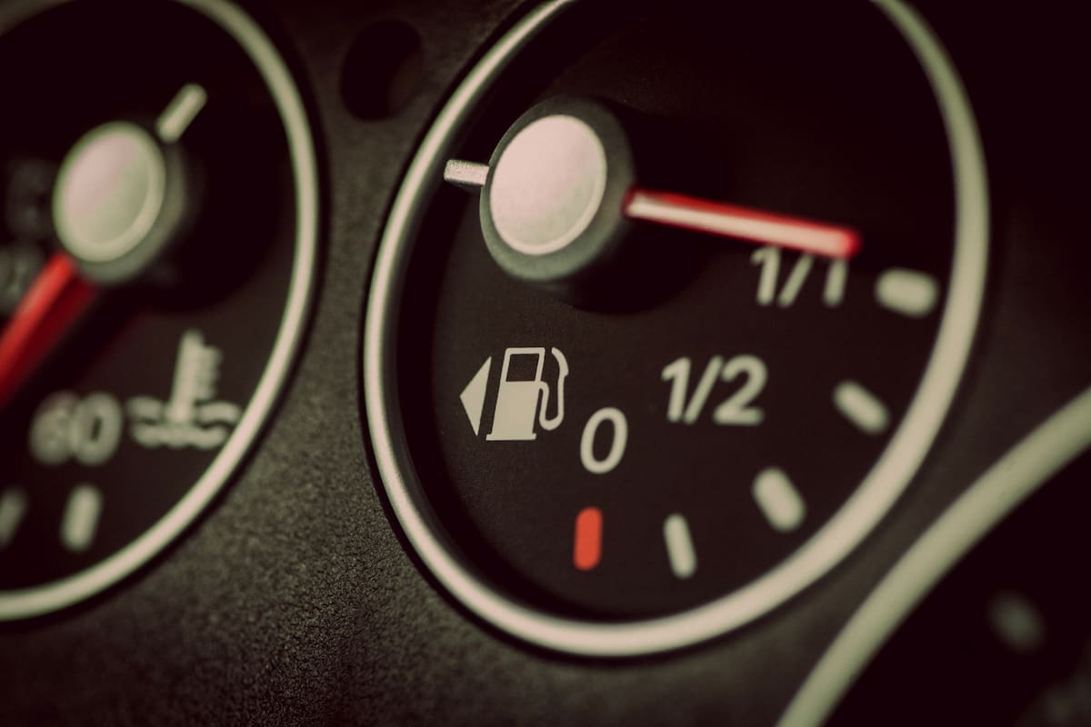 Un auto compacto puede recorrer entre 10 y 15 kilómetros por cada litro de combustible en ciudad