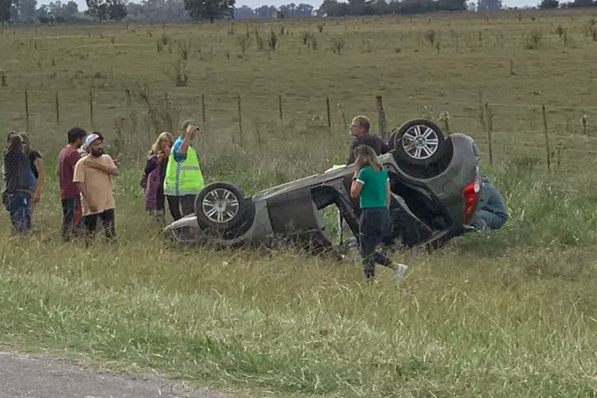 Un auto con tres pasajeros intentó eludir un control policial en Ruta 2 y terminó volcando