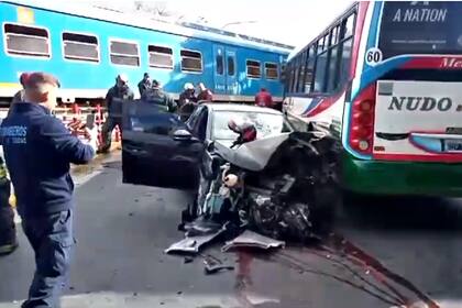Un auto cruzó las vías del ferrocaril San Martín con la barrera baja y el tren lo chocó