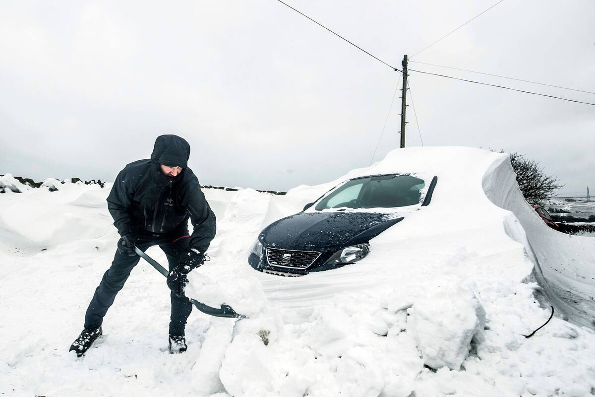 Un auto cubierto de nieve en Yorkshire