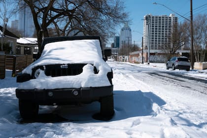 Un auto cubierto de nieve, en Texas, durante la ola de frío