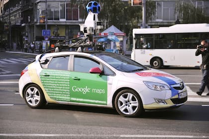 Un auto de Google como los que recorren las calles del mundo; la bola en el techo tiene múltiples cámaras para registrar imágenes desde varios ángulos