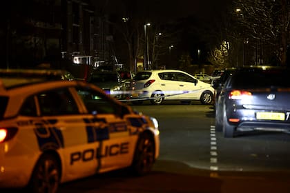 Un auto de la policía en la escena del ataque con sustancias químicas en el sur de Londres. (HENRY NICHOLLS / AFP)