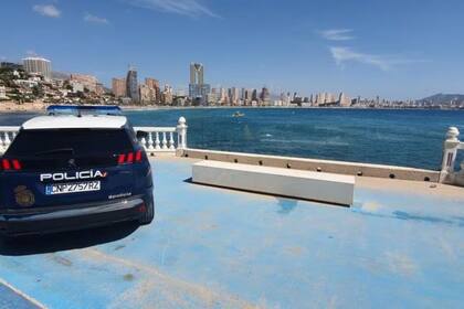 Un auto de la Policía Nacional de Benidorm, que detuvo al presunto agresor, en una imagen cedida por las fuerzas de seguridad