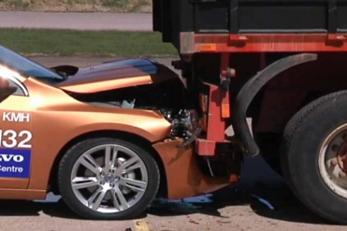 Un auto de Volvo chocó contra un camión cuando mostraban al público su sistema de frenado automático que en teoría evitaba este tipo de colisiones