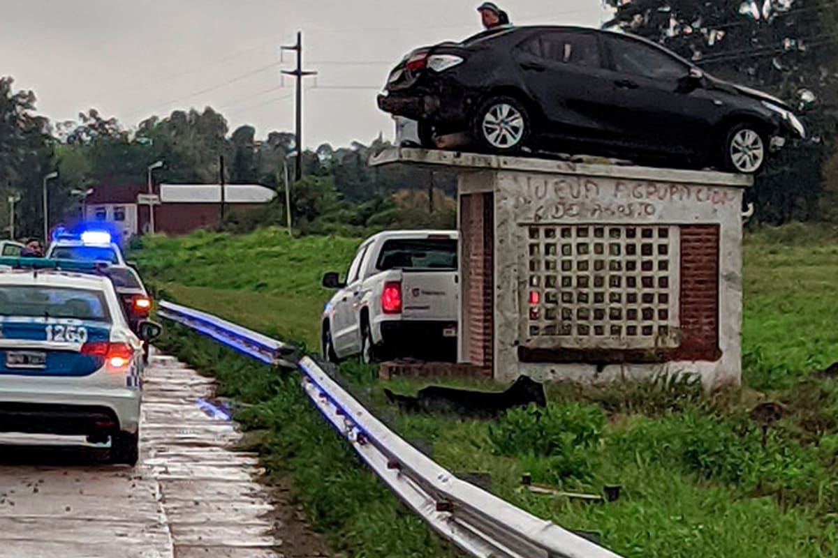Un auto despistó y quedó arriba de una garita de colectivos en Ruta 14, ocurrió esta mañana en el kilómetro 148 de la Ruta Nacional 14, a la altura del ingreso a Colonia Hughes, en el Departamento Colón