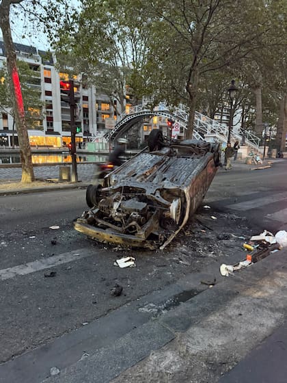 Un auto destrozado en las calles de París