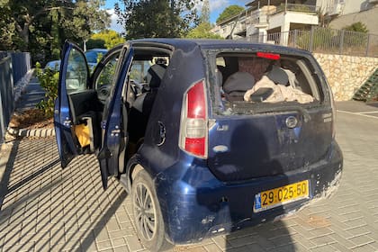 Un auto destrozado tras un ataque de Hezbollah