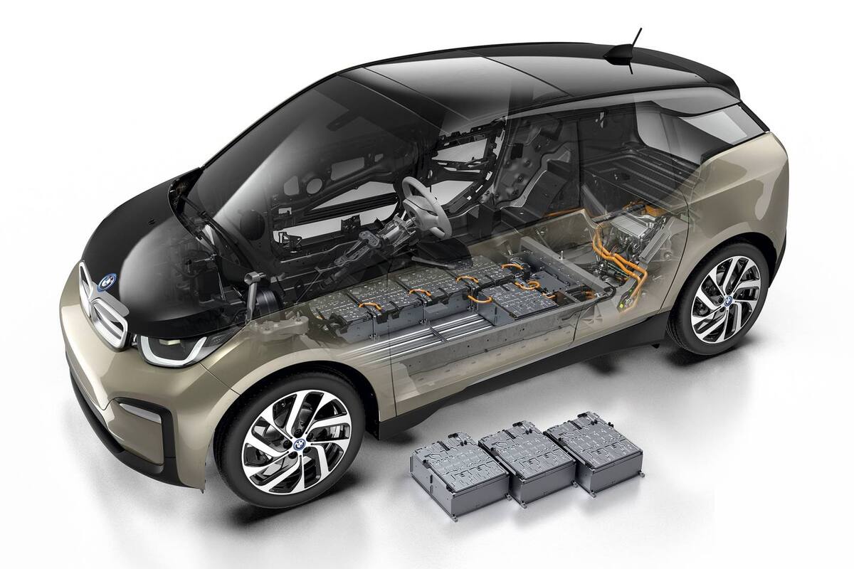 Un auto eléctrico convencional, como este BMW i3. lleva baterías de iones de litio distribuidas en 8 módulos, cada uno con 23 celdas