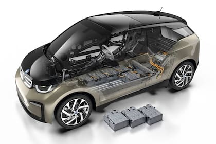 Un auto eléctrico convencional, como este BMW i3. lleva baterías de iones de litio distribuidas en 8 módulos, cada uno con 23 celdas