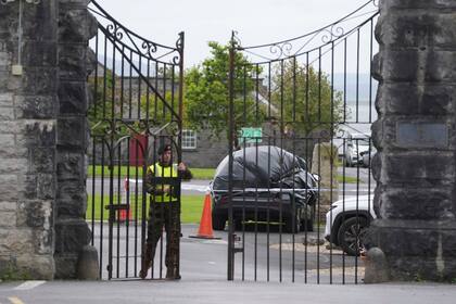 Un auto envuelto en plástico en el cuartel Renmore, en County Galway, Irlanda, el viernes 16 de agosto de 2024, después de que un capellán del ejército fuera acuchillado el jueves en el lugar. (Brian Lawless/PA vía AP)