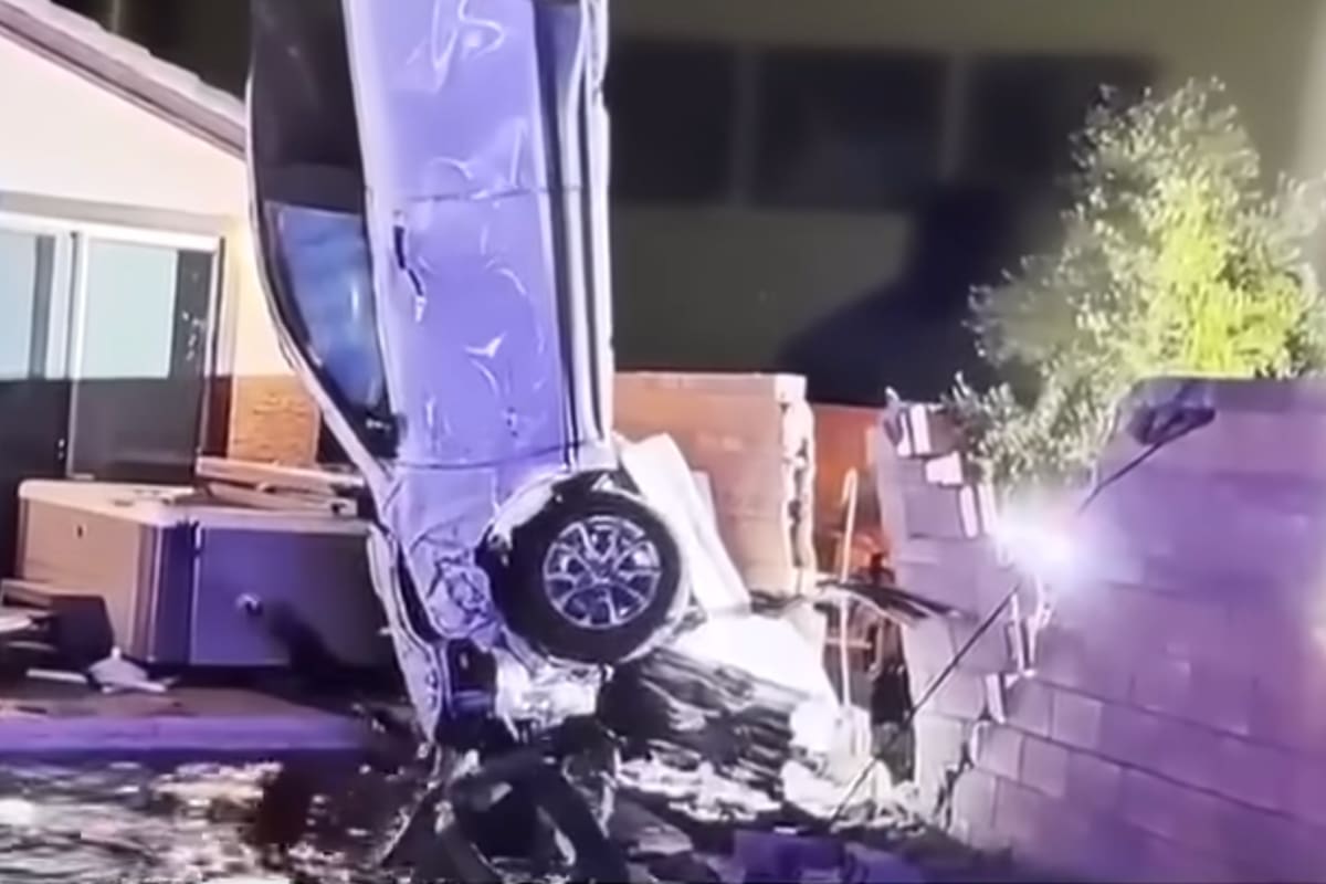 Un auto fuera de control atravesó el límite de una vivienda y terminó dentro de una piscina en Laughlin, Nevada