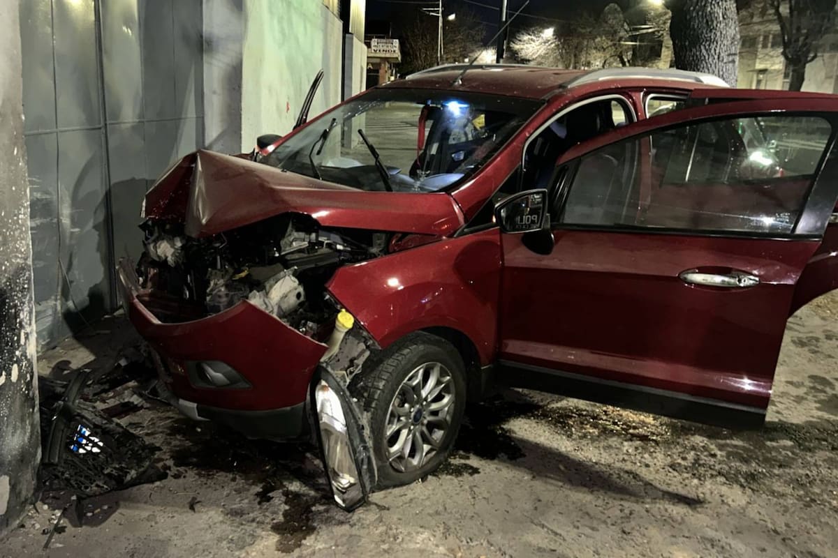 Un auto impactó de lleno contra el frente de una casa, en Parque Chacabuco
