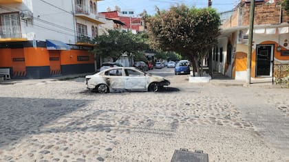 Un auto incendiado en pleno malecón de la Bahía de Puerto Vallarta