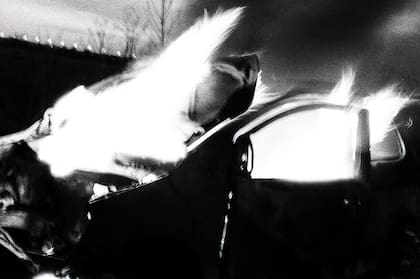 Un auto incendiándose durante la noche en el Camino Negro