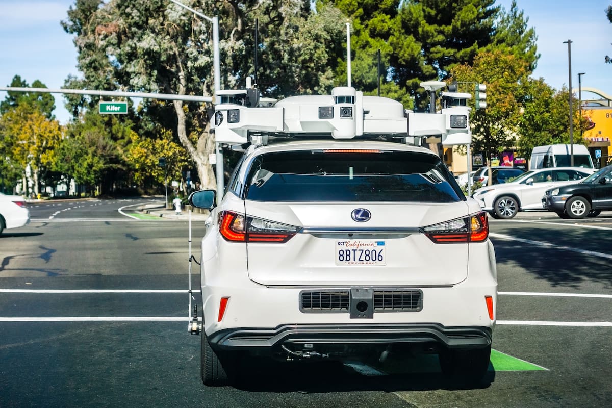 Un auto Lexus equipado con los sensores del sistema de navegación autónoma desarrollado por Apple, evaluado en las calles de Cupertino, California