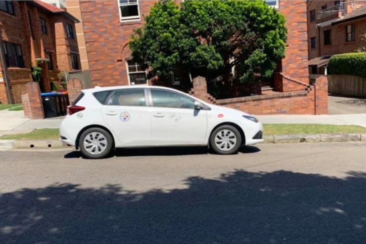 Un auto mal estacionado ocupando dos lugares; una imagen repetida en distintas ciudades del mundo (Facebook)
