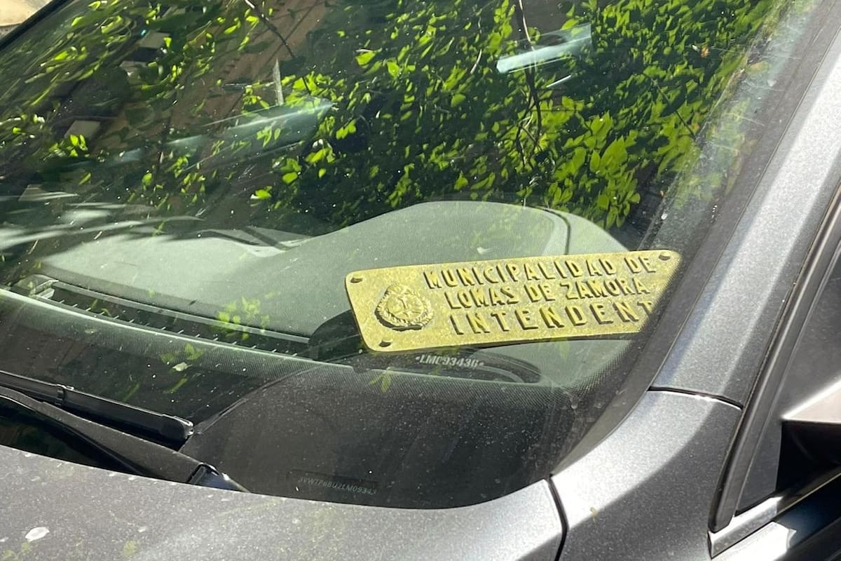 Un auto oficial del intendente de Lomas de Zamora estacionado en Arroyo y Suipacha cuando Insaurralde ocupaba el cargo