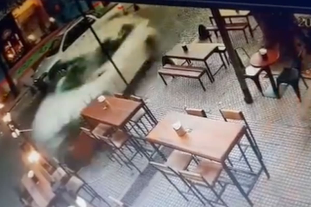 Un auto perdió el control y se subió a la vereda de una bar en Palermo