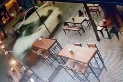 Un auto perdió el control y se subió a la vereda de una bar en Palermo
