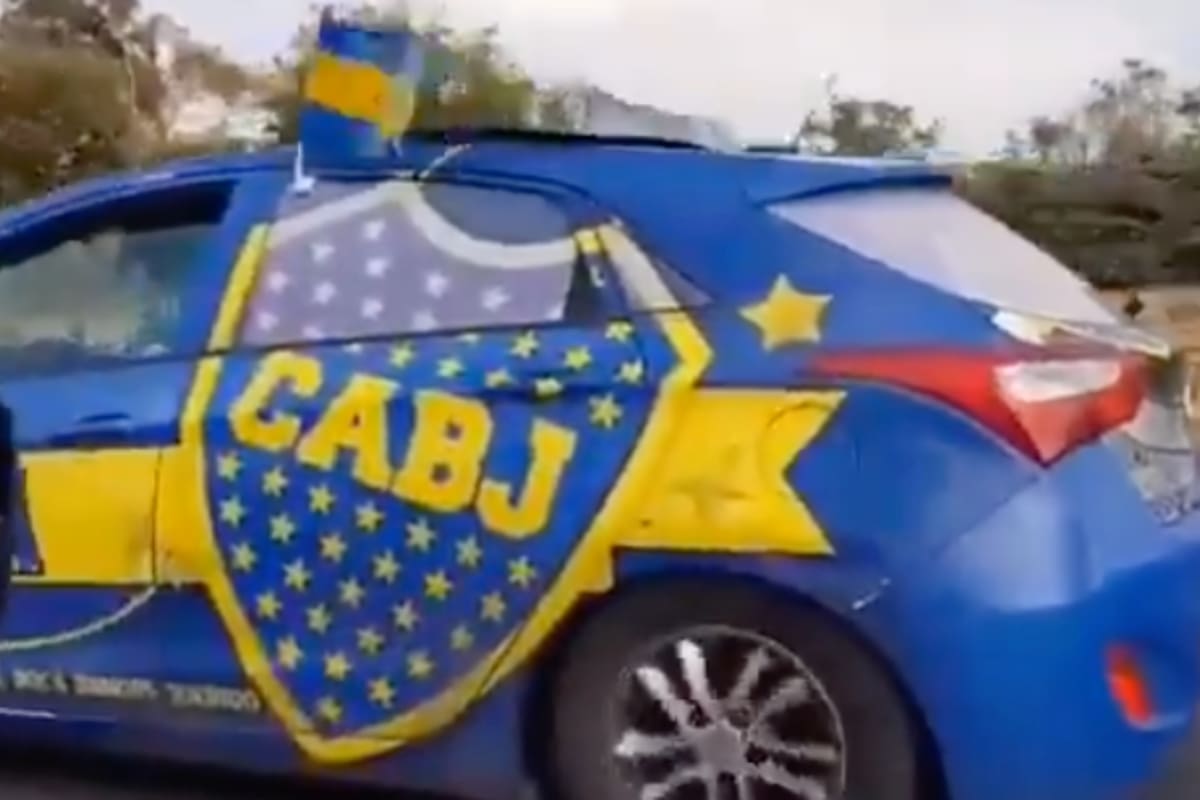 Un auto ploteado de Boca Juniors en pleno Tel Aviv