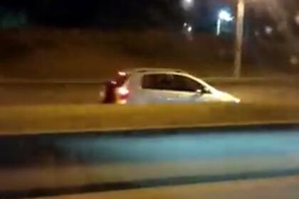 Un auto que circulaba en contramano por el Acceso Oeste provocó una grave accidente