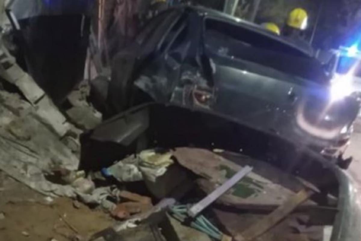 Un auto quedó incrustado en una vivienda donde dormía una madre y su bebé