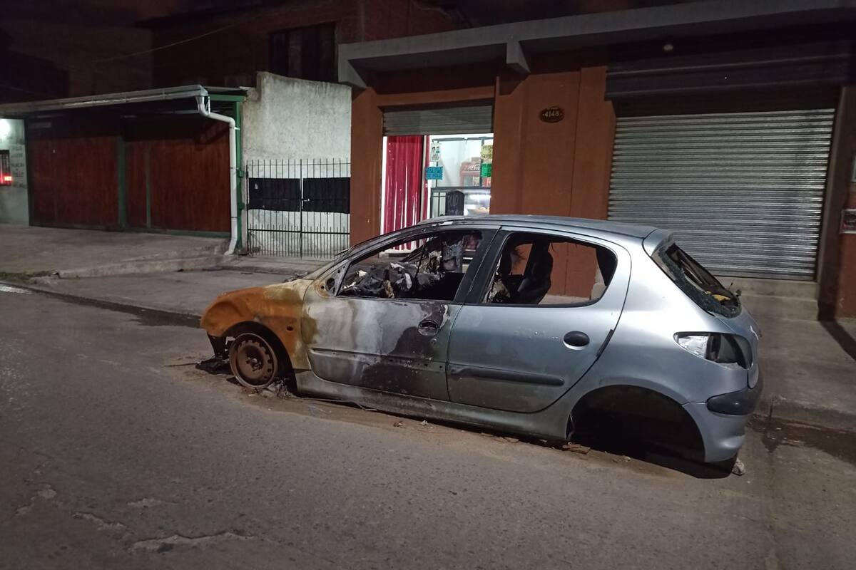 Un auto quemado y abandonado en la avenida Rucci, en la villa San Petersburgo, en La Matanza, a metros del lugar donde fue asesinado el futbolista Federico Potarsky