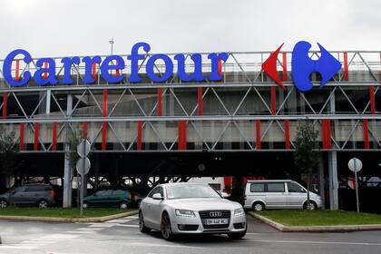 Un auto sale de un supermercado Carrefour en Anglet, suroeste de Francia, el 23 de enero de 2018. (Foto AP/Bob Edme, Archivo)