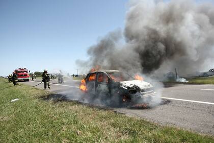 Un auto se incendia en la ruta 2, a la altura de Dolores; en este caso no hubo víctimas fatales