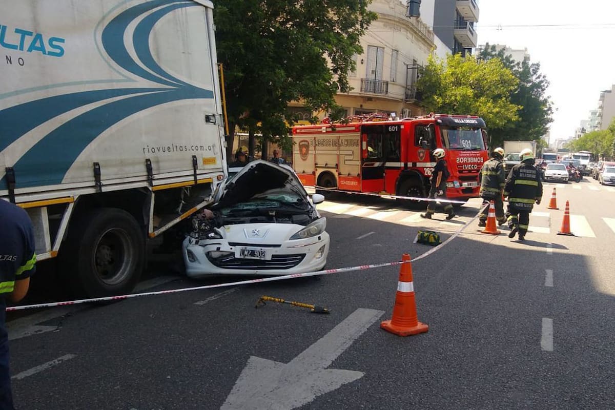 Un auto se incrustó contra un camión en Palermo