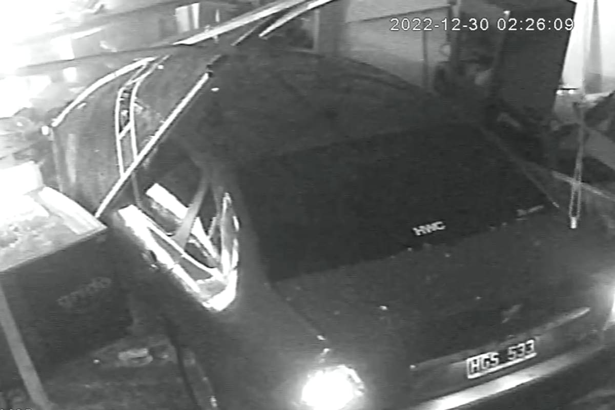 Un auto se incrustó en un kiosko