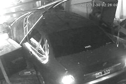 Un auto se incrustó en un kiosko