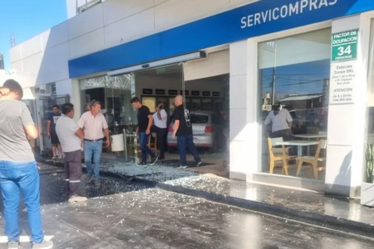 Un auto se incrustó en un servicompras.