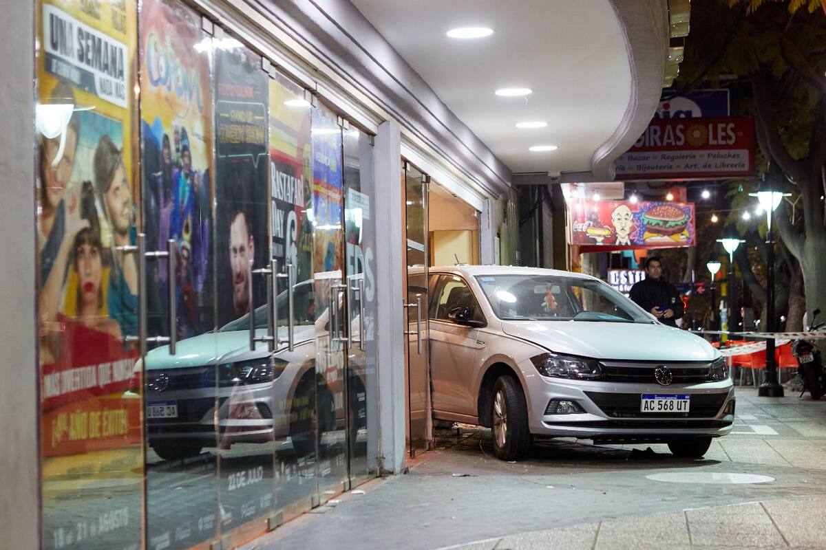 Un auto se incrustó en un teatro de Mendoza al final de una obra de Soledad Silveyra: hay heridos graves