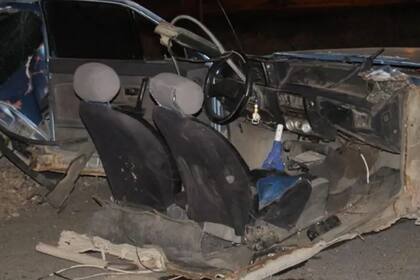 Un auto se partió al medio al chocar contra un poste en la ruta 40 a la altura de Zapala